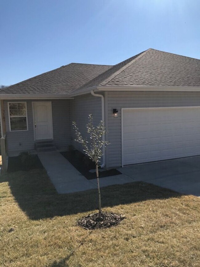 Foto del edificio - 3 Bedroom 2 Bath 2 Car Garage For Rent in Branson MO