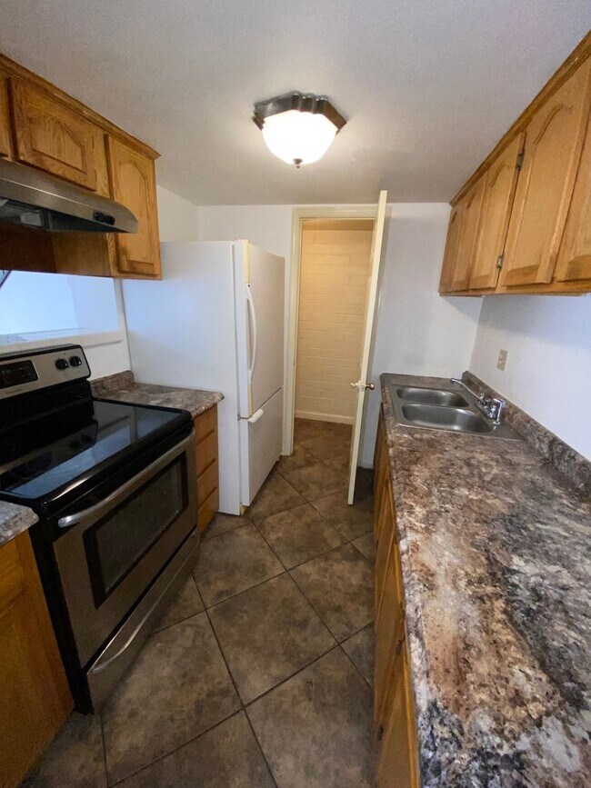 Building Photo - 3 Bedroom 1 Bathroom in Hallcraft Villas