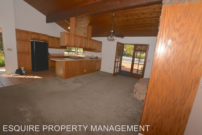 Building Photo - 738 Mesa Dr