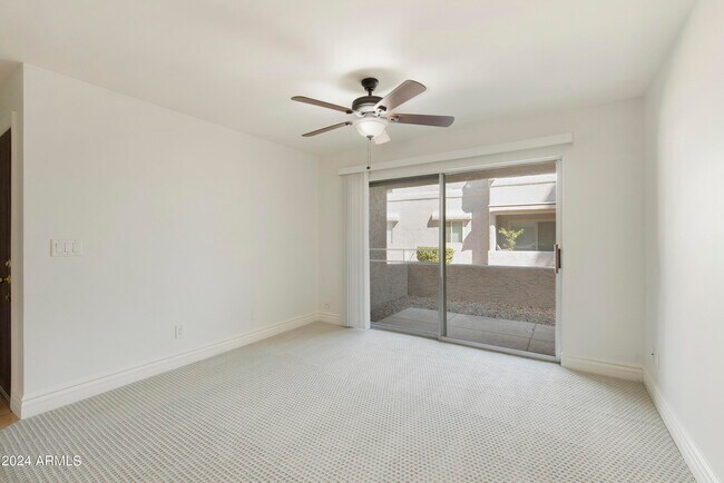 Foto del edificio - 4444 N Paradise Vlg Pkwy S