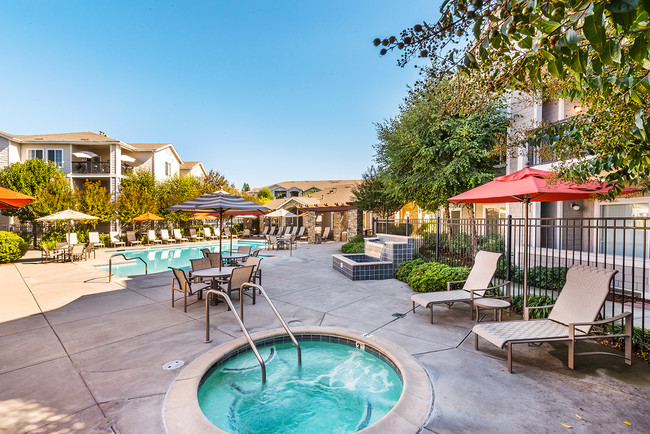 Piscina estilo centro turístico con spa y terraza - Vineyard Creek Apartments