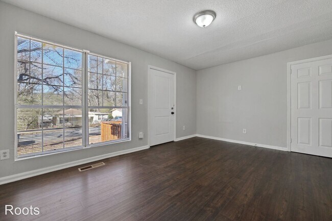 Foto del edificio - 3 br, 1 bath House - 2006 Akron Dr SE (Cit...