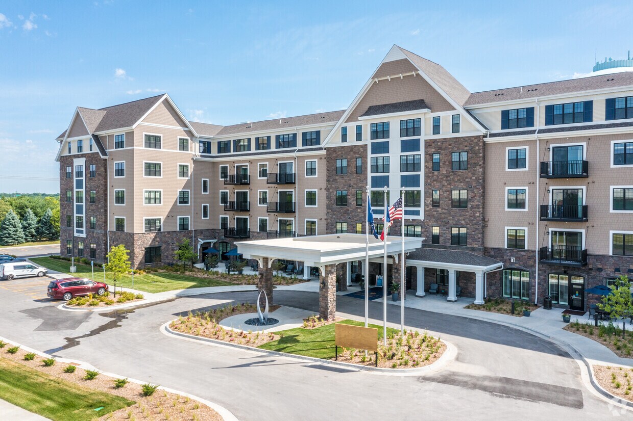 Grand Living at Tower Place Apartments in West Des Moines, IA