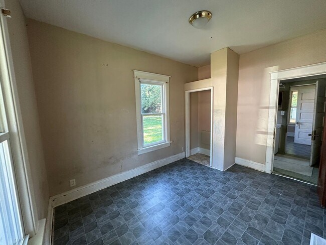 Building Photo - Welcome to this charming 3-bedroom, 1-bath...