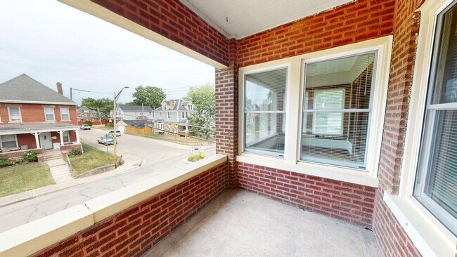 Building Photo - 978 1/2 Linwood Ave