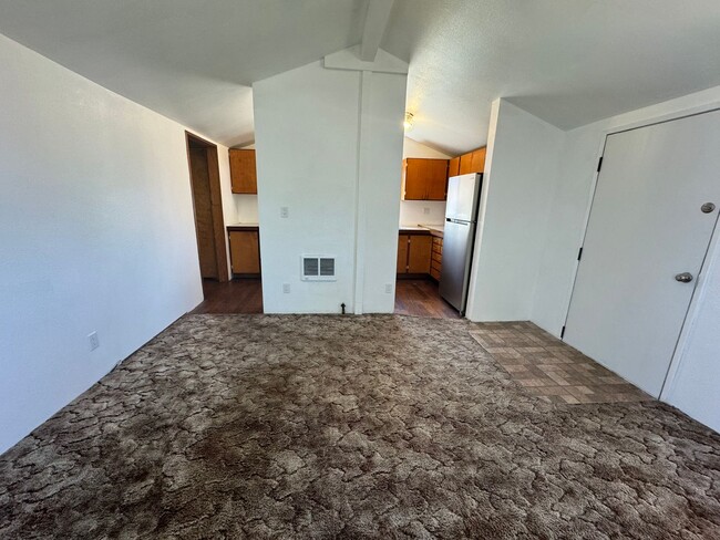 Building Photo - 1 bedroom 1 bath with small back yard