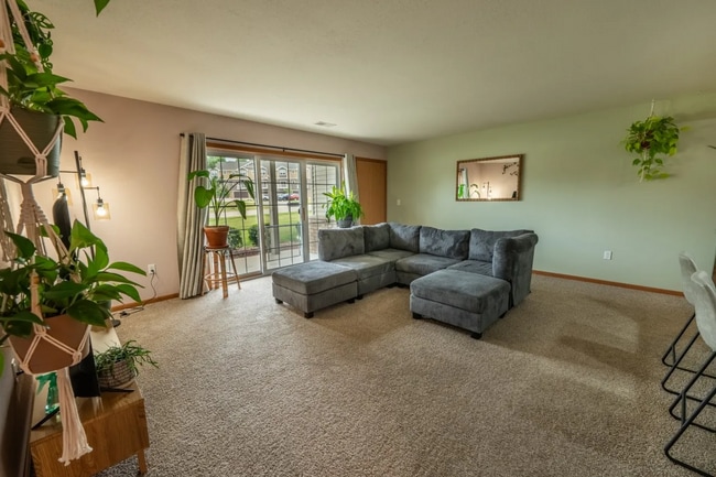 Building Photo - 883 E Loos St