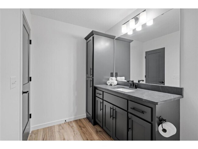 Building Photo - 1471 Kings Crest