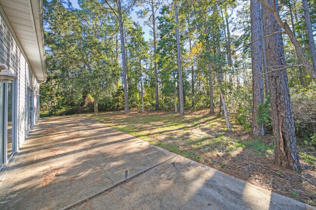 Foto del edificio - 205 Rivercrest Cir