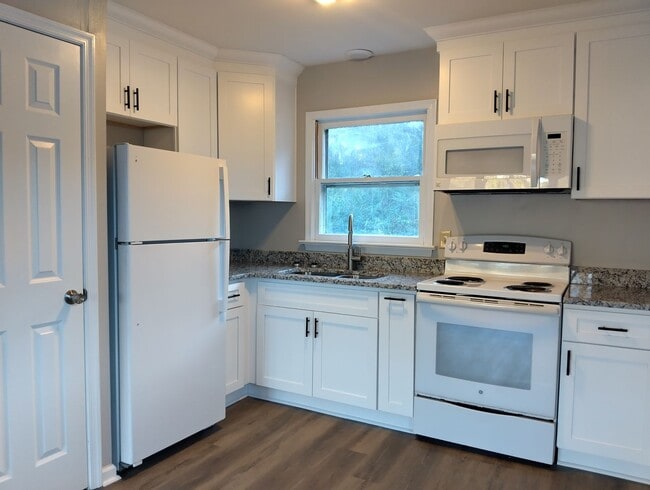 Building Photo - 7392 Bellehaven Dr