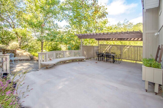Foto del edificio - Fabulous gated 3bd/4bd & 2.5ba, 2,630SF Ke...