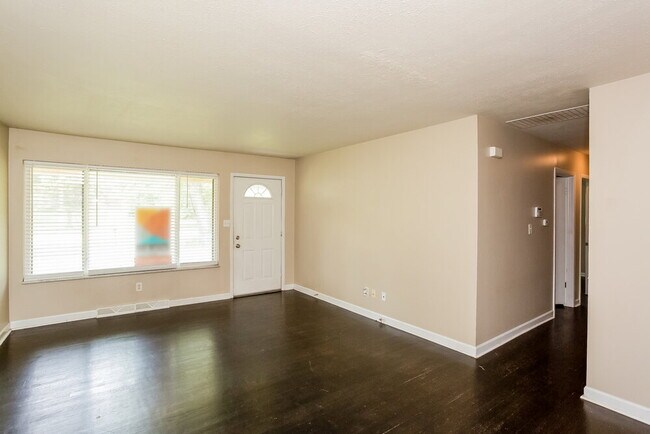 Building Photo - 501 N Devon Ave