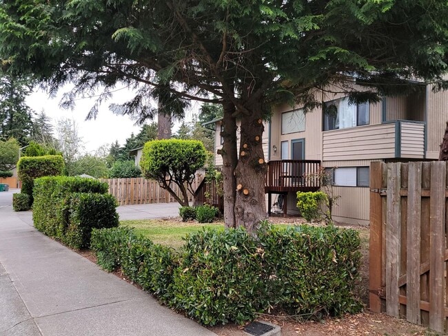 Building Photo - Federal way split level home - 3 bedrooms 2 bathrooms, AC, RV parking, EV Chargers and more, Avai...