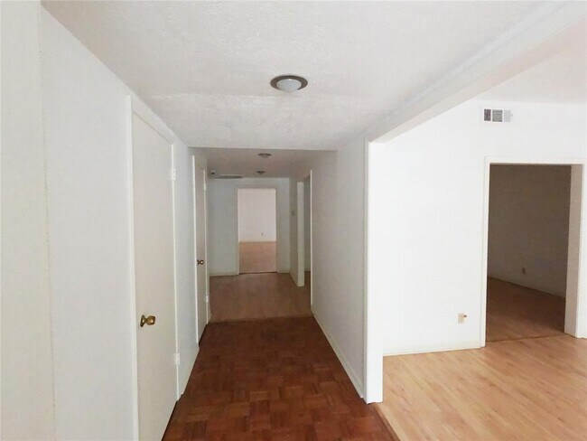 Building Photo - 5231 Beechnut St