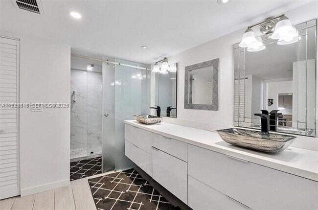 Foto del edificio - 100 Bayview Dr