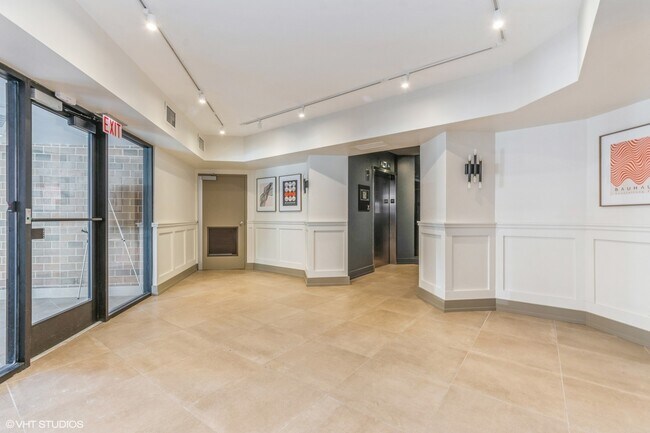 Building Photo - 2800 N Orchard St