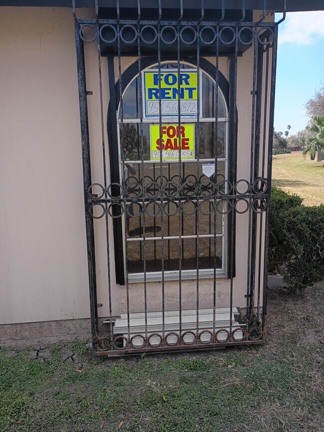 Building Photo - 706 Continental Dr