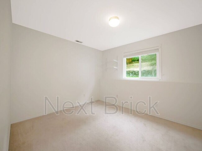 Building Photo - 2910 Larkspur Dr