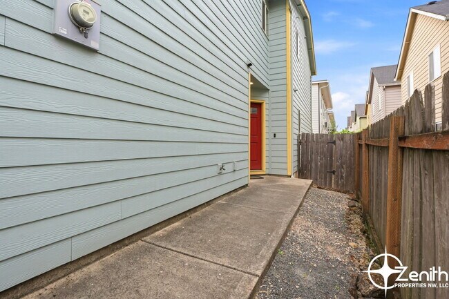 Foto del edificio - 5618 NE 74th Ct