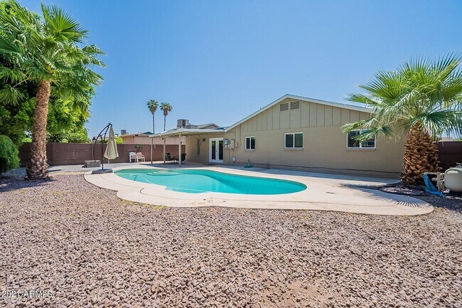 Foto del edificio - 4 bedroom home with private pool & solar