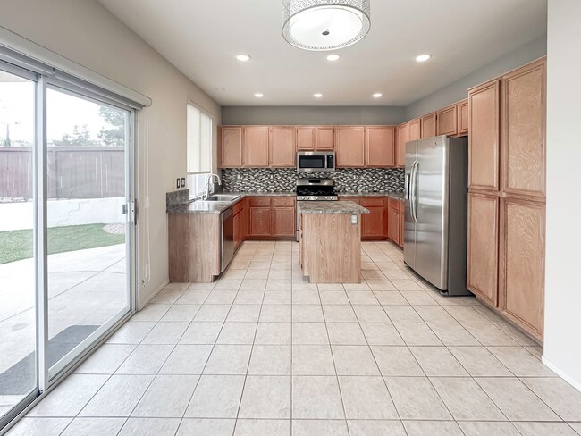 Building Photo - AVAILABLE NOW! Beautiful 4 Bedroom SOLAR Home in South Temecula For Rent!