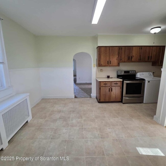 Building Photo - 1413 Sanderson Ave