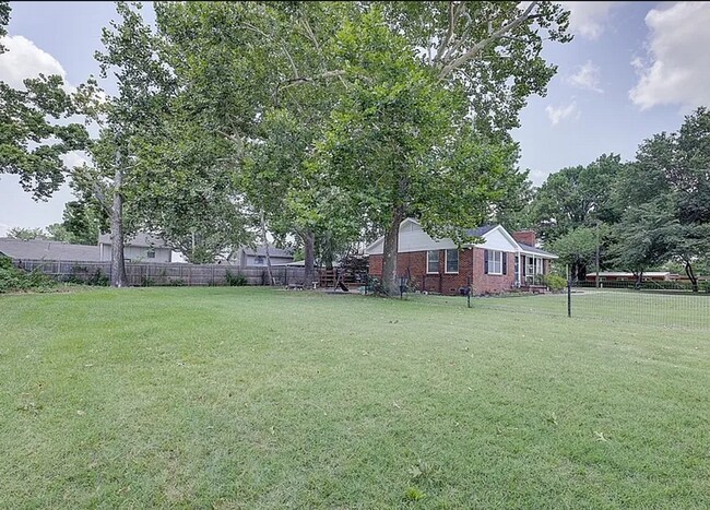Building Photo - 2 Bed / 1 Bath in Midtown!