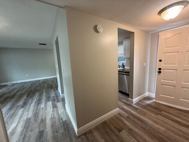 Foto del edificio - 2/1 UPDATED UNIT in a Triplex