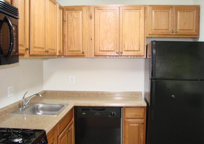Building Photo - 10169 Mosby Woods Dr