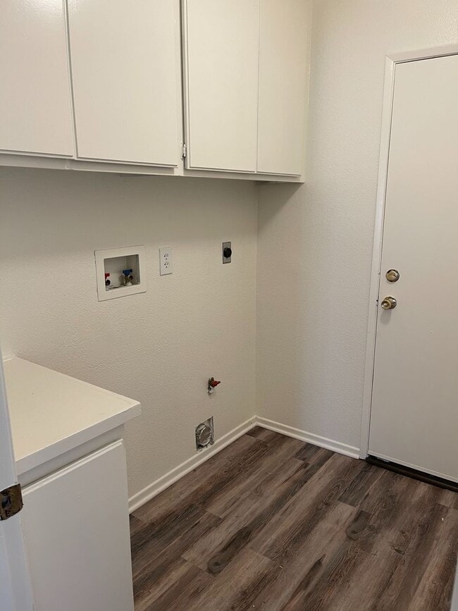 Building Photo - 4+2 READY NOW!