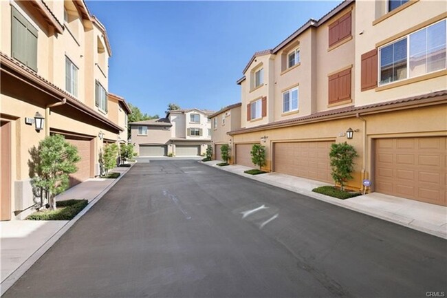 Foto del edificio - Beautifully Upgraded 3 Bedroom Townhome in...