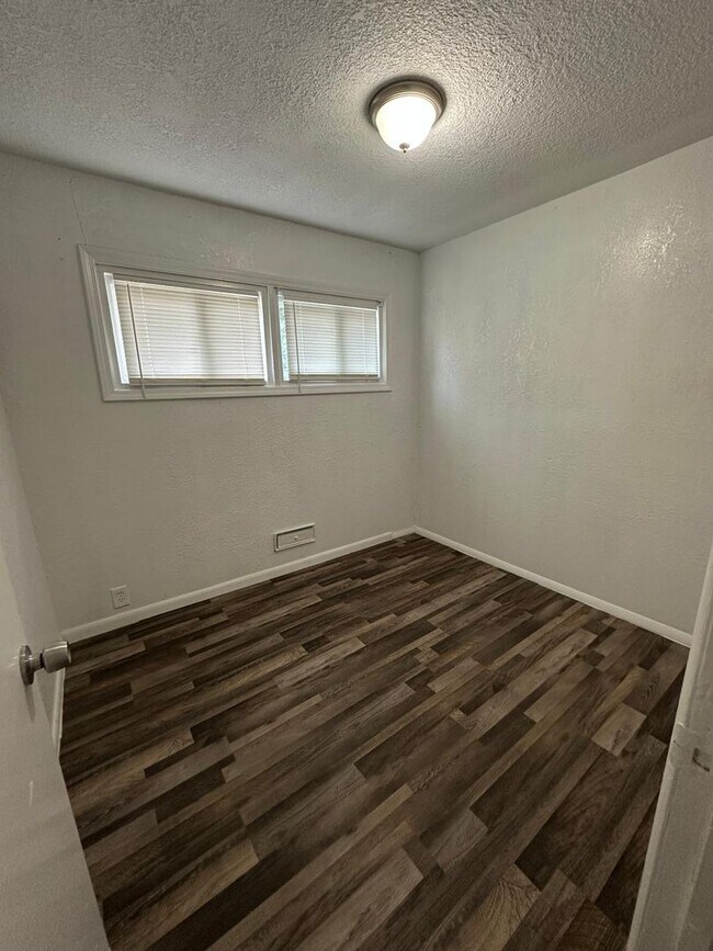 Building Photo - 4 bedroom 1 bathroom