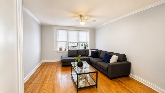 Foto del edificio - 2332 W Addison St