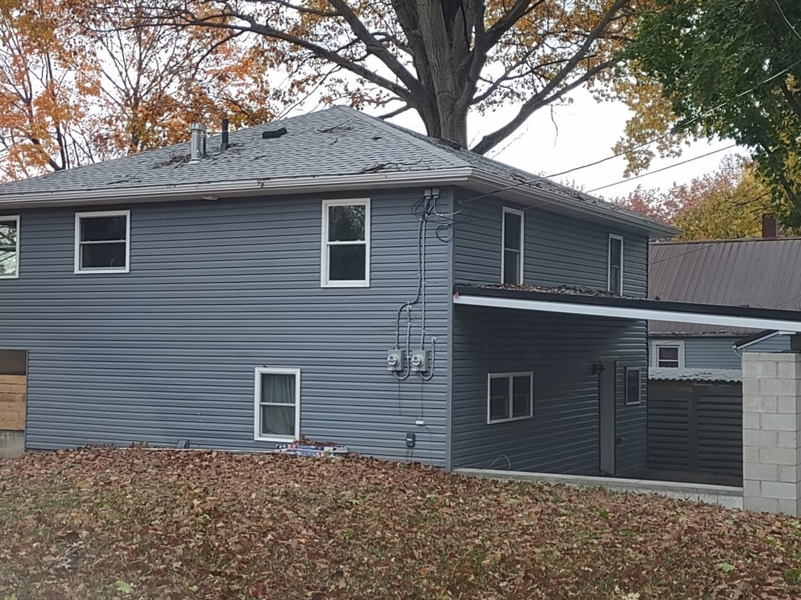 Exterior duplex - 416 E Larwill St