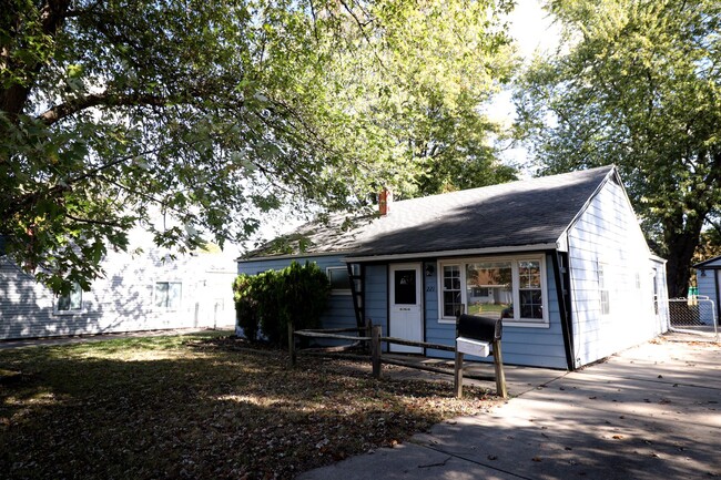 Building Photo - 3 Bedroom House