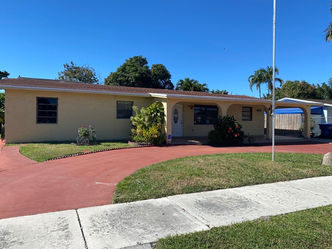 Foto principal - 19710 NW 51st Ave