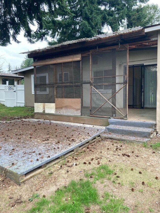 Foto del edificio - Cozy 4-Bedroom 1.5 Bath Gem with Fenced Ya...
