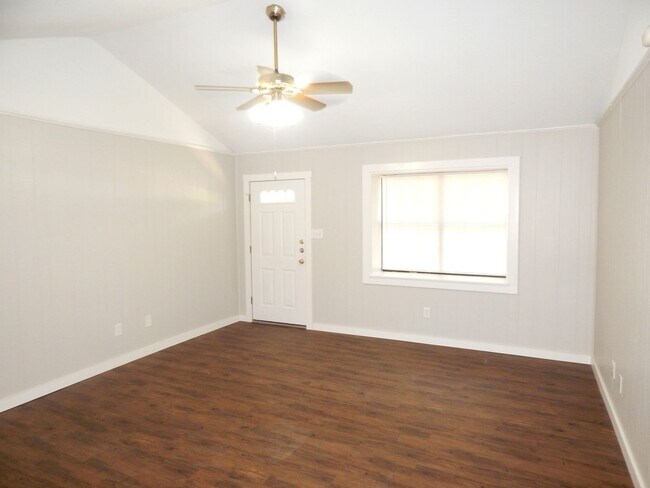 Building Photo - Country Living-City Close! Updated 2 Bedro...