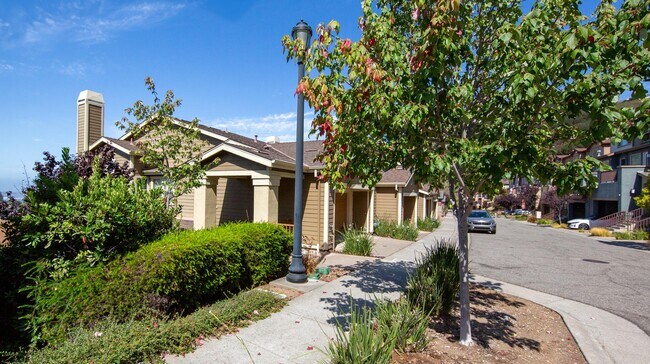 Building Photo - 6491 Bayview Dr