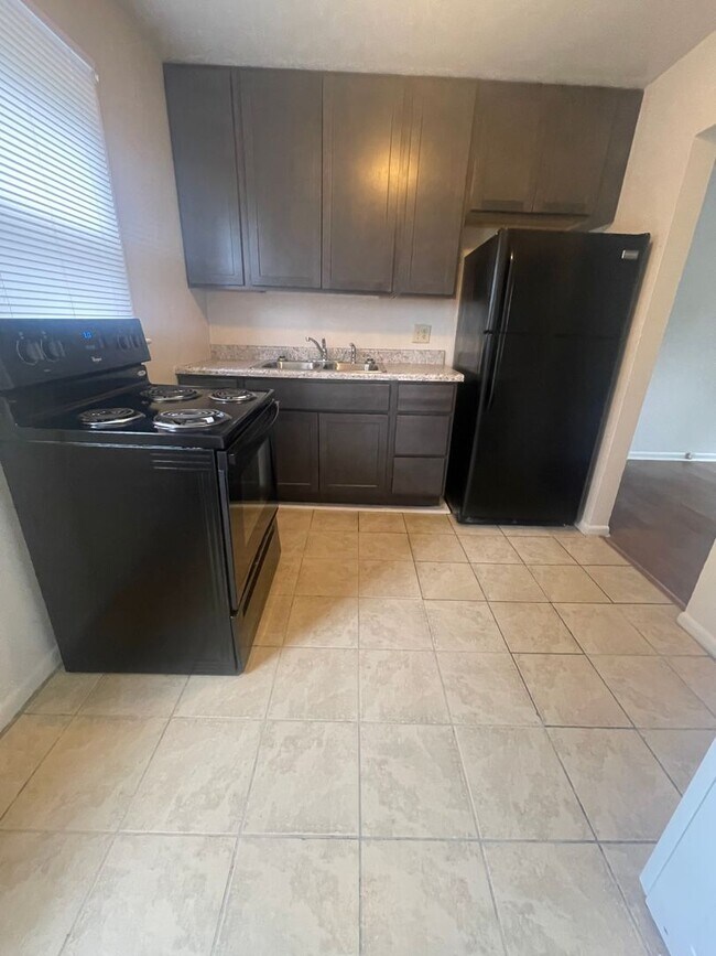 Building Photo - Two Bedroom Apartment for Rent