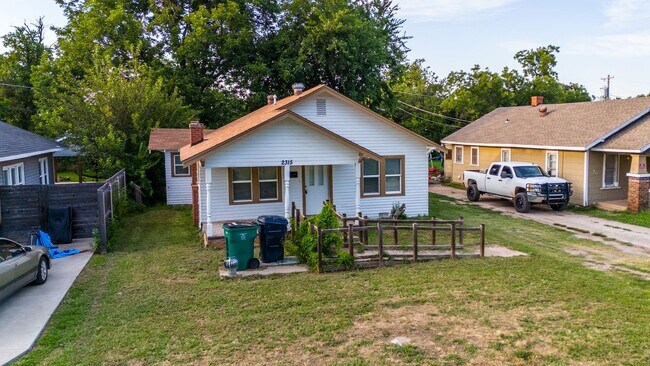 Building Photo - Quaint 2 Bedroom, 1 Bathroom Haven! DEPOSI...