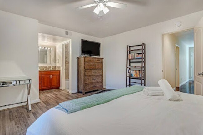 Foto del edificio - 3843 Riviera Dr