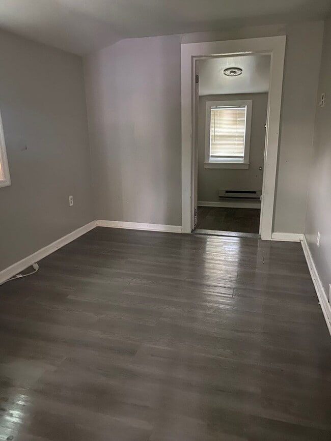 Building Photo - Rare 1 Bedroom house!