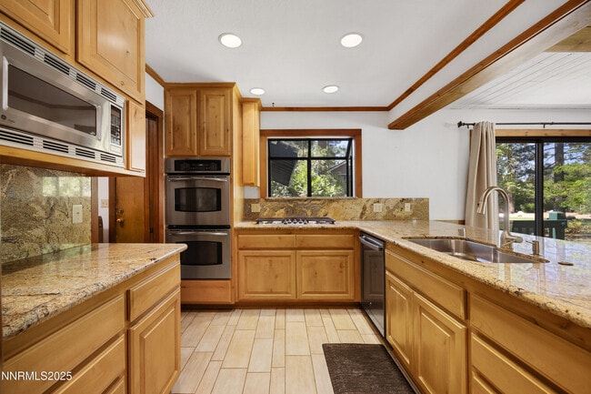Building Photo - 445 Country Club Dr