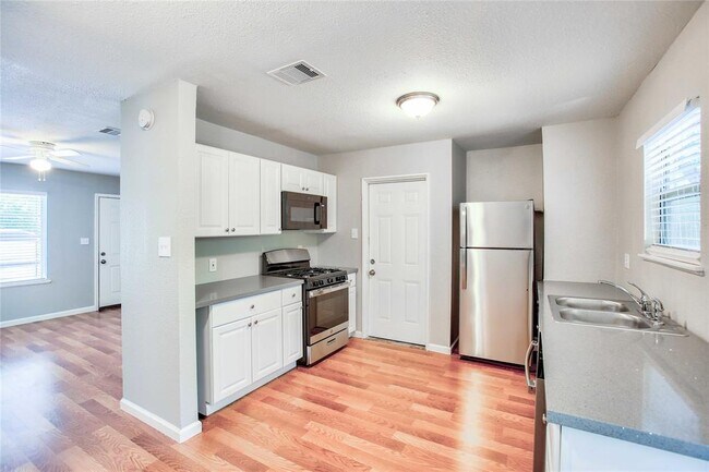 Building Photo - 5423 Willow Glen Dr