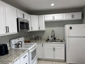 Building Photo - 331 Oak Dr