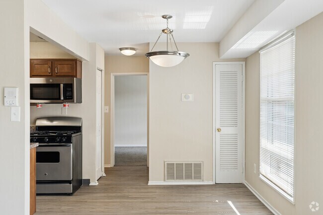 1BR, 1BA - 669SF - Dining Room - Park Naylor