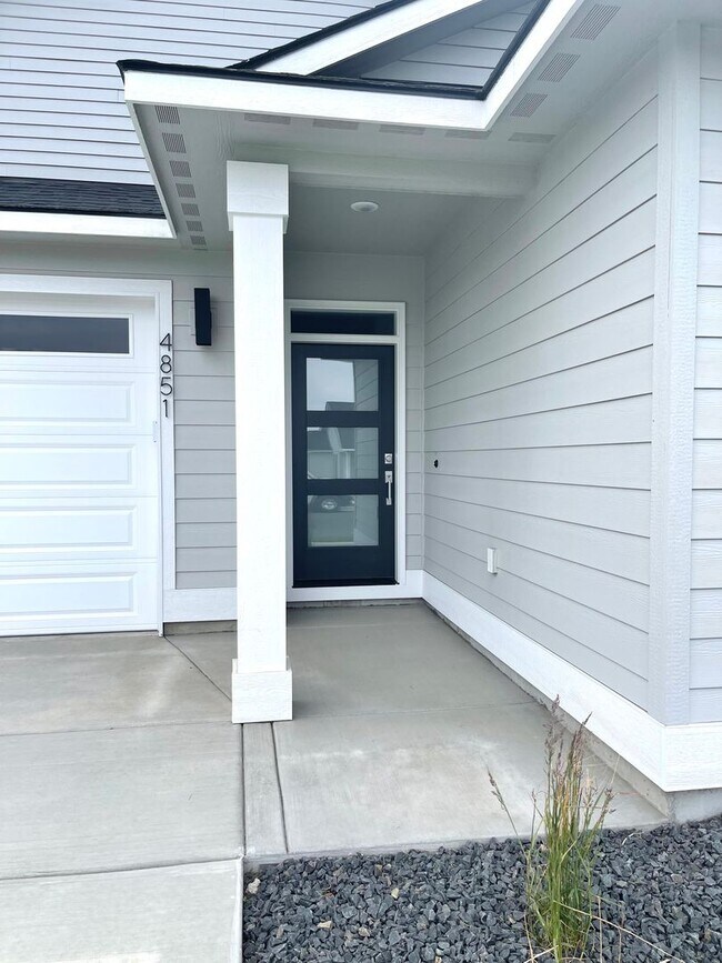 Building Photo - Beautiful Three Bedroom located in West Vi...