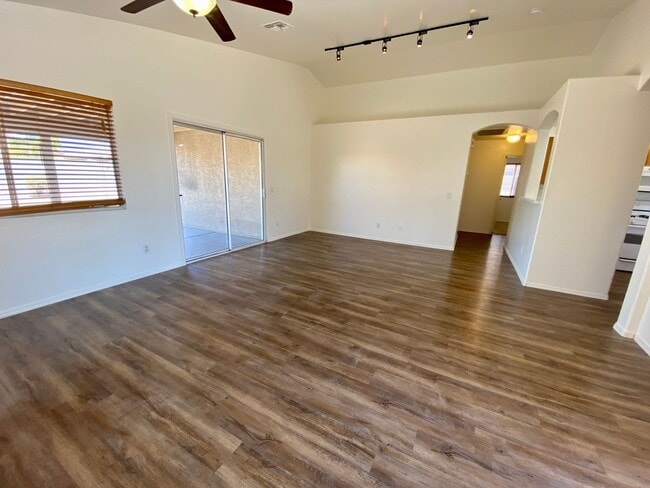 Foto del edificio - 3 Bed 2 Bath Corner Lot