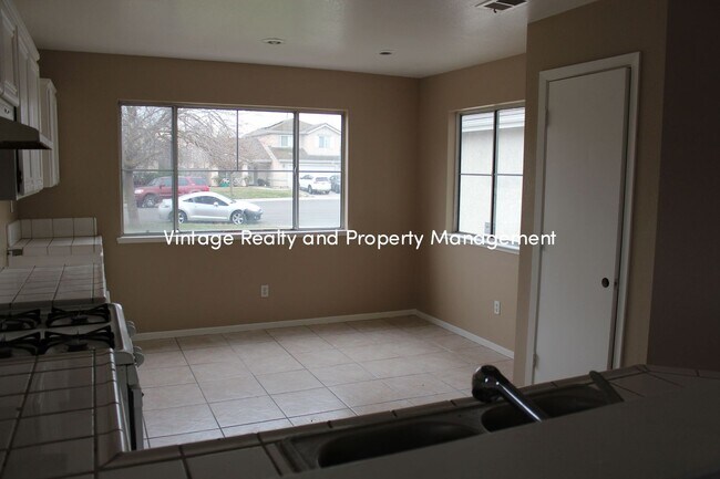 Foto del edificio - Back On The Rental Market Recently Updated...